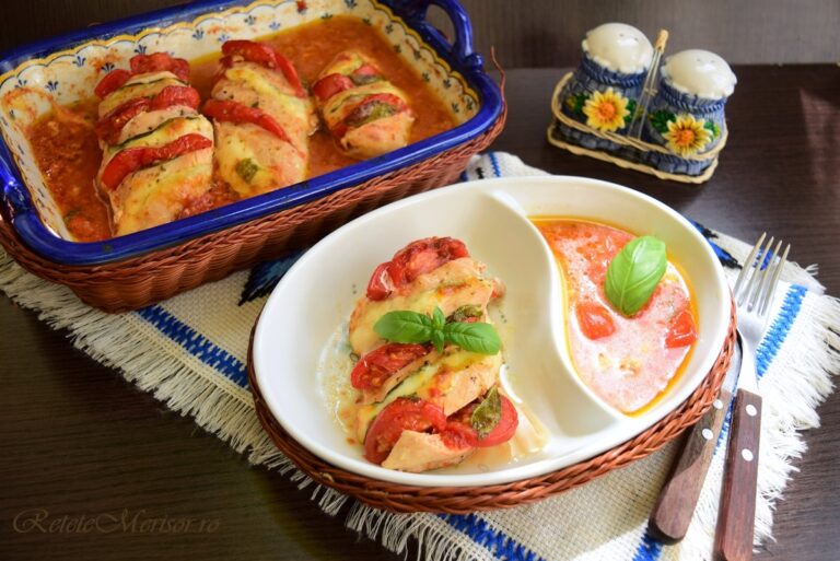 Piept de pui caprese. Piept de pui cu mozzarella și roșii