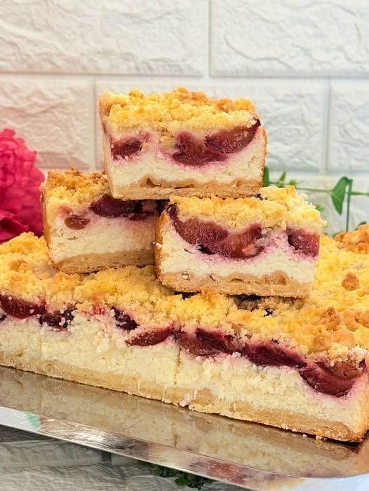 Prăjitura cu brânză dulce și prune este un desert care nu doar că încântă papilele gustative, dar evocă și amintiri plăcute din copilărie. Această rețetă simplă