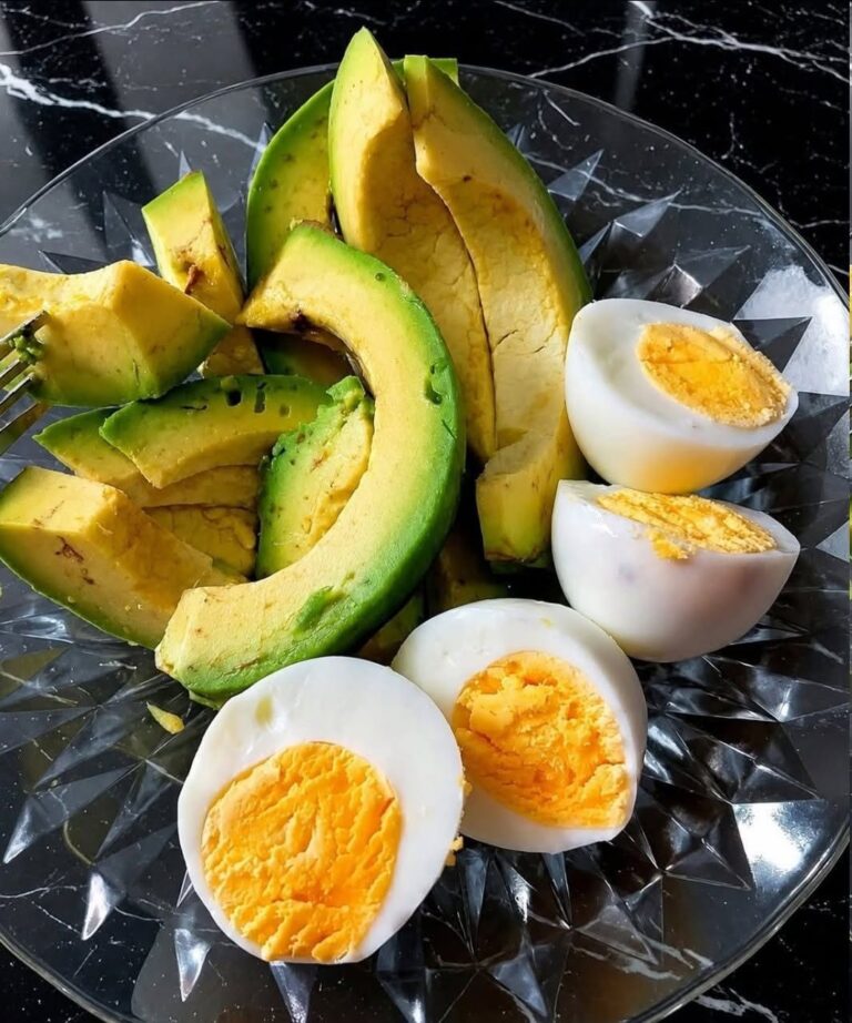 Medicii dezvăluie 6 beneficii incredibile ale consumului de ouă fierte tari și avocado dimineața.