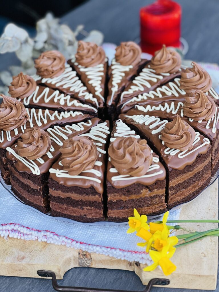 Tort Amandină – desertul spectaculos pentru iubitorii de ciocolată