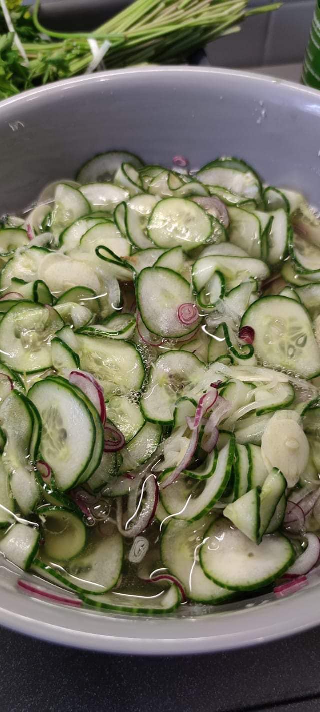 O rețetă mică de salată suedeză de castraveți care poate fi consumată proaspătă sau păstrată pentru iarnă