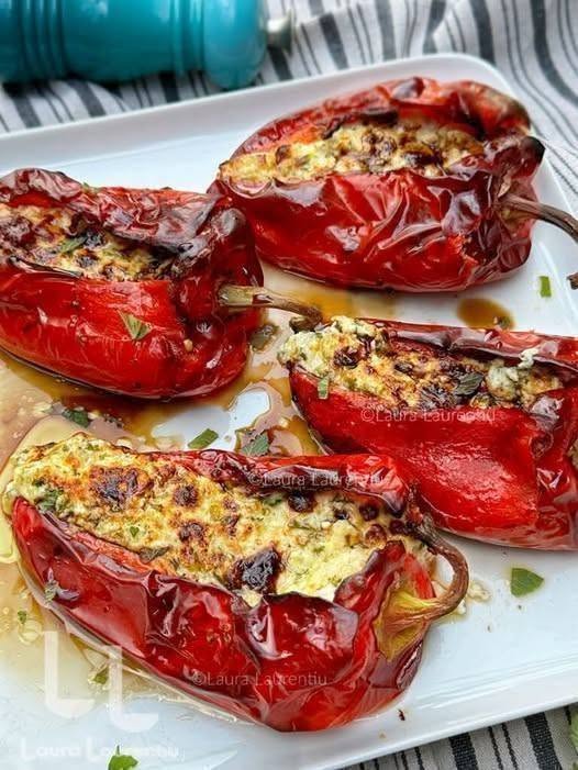 Mă gândesc să fac pentru prânz acești ardei kapia umpluți cu brânză, gătiți la air fryer! Sunt delicioși, lejeri iar air fryer-ul nu încălzește bucătăria atât de tare. Vă las rețeta mai jos