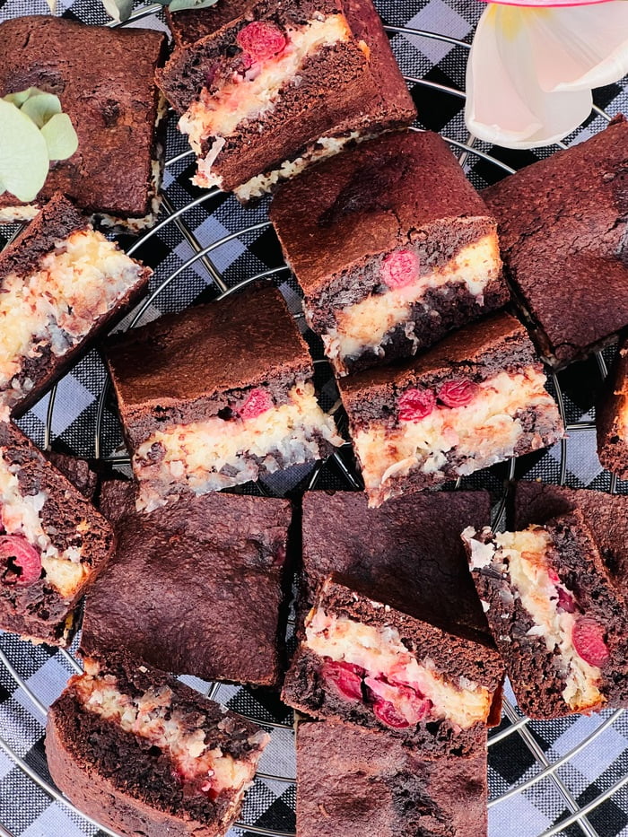 Negresă cu cocos și vișine – Brownie cu cocos și vișine