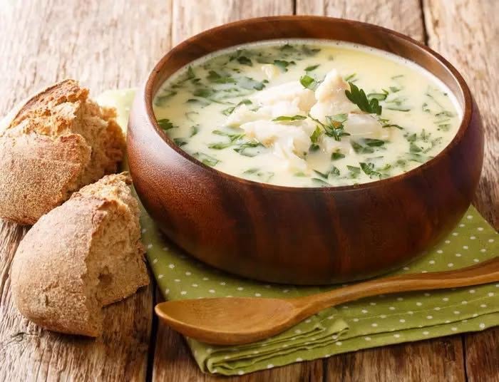 Cullen Skink este o supă tradițională din Scoția, celebrată pentru gustul său bogat și reconfortant. Această rețetă îmbină perfect peștele afumat cu cartofii, oferind o experiență culinară unică. Dacă ești în căutarea unei rețete care să îți aducă aroma Scoției în bucătăria ta, Cullen Skink este alegerea ideală.