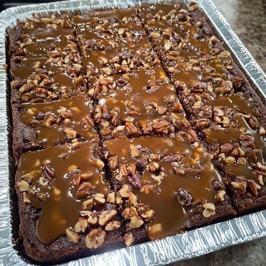 Rețetă de tort cu toffee și țestoase – Ciocolată, toffee și nuci pecan perfecte