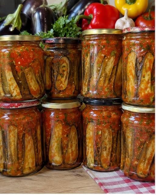 Vinetele sunt un ingredient versatil și delicios, perfect pentru a crea preparate savuroase. În această rețetă, vom combina vinetele cu ardei și roșii pentru a obține un fel de mâncare plin de arome și culori. Fie că îl servești ca garnitură sau ca fel principal, acest preparat va încânta papilele gustative ale tuturor.