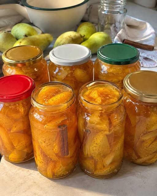 Gemul de pere este o delicatesă care aduce un strop de dulceață în fiecare dimineață. Prepararea acestuia este simplă și poate transforma perele coapte în ceva cu adevărat special. În acest articol, vom explora ingredientele necesare și pașii pentru a obține un gem de pere perfect.