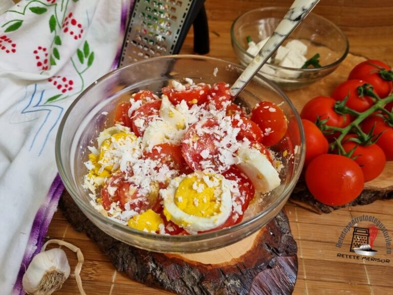 Salată de roșii cu brânză și ouă fierte