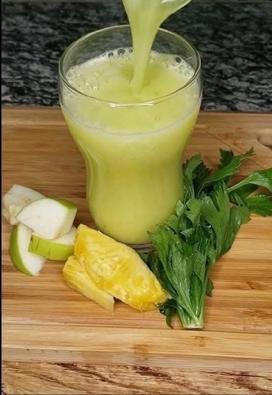 Un smoothie cu țelină, ananas și măr verde este o opțiune răcoritoare și nutritivă, care oferă numeroase beneficii pentru sănătate. Printre acestea se numără: