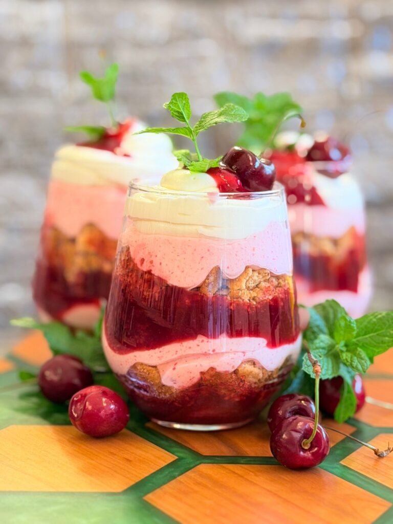 Desert la pahar cu cireșe și mousse de iaurt