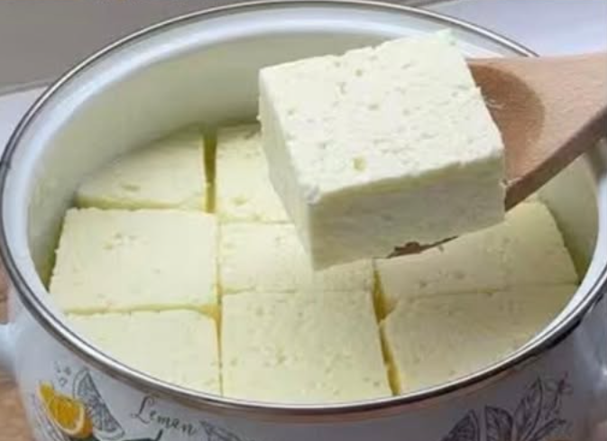 1 kg de brânză din 1 litru de lapte… Mai gustoasă decât cea din comerț!