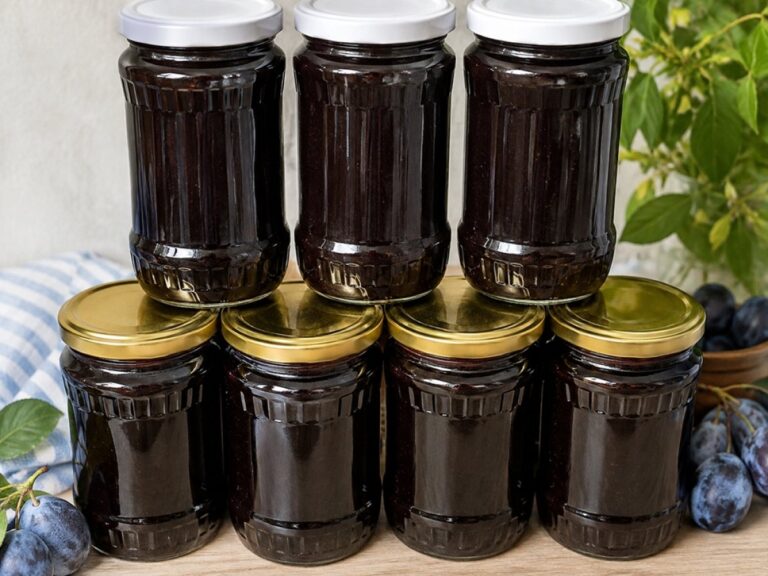 Asa se face adevaratul magiun de prune! Fara zahar, fara conservanti, doar prune bine coapte si rabdare la fiert. Gros, dulce din fruct si grozav de bun!