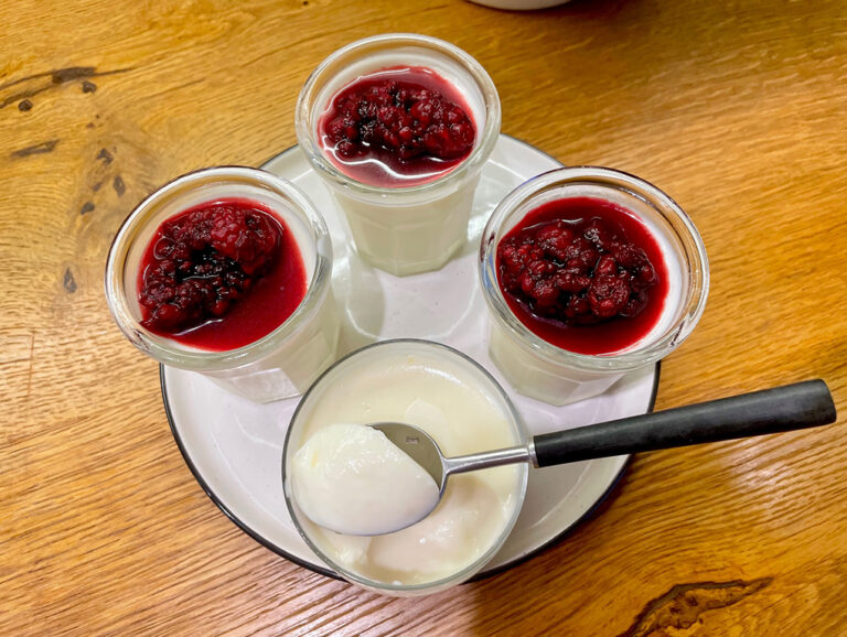 Crema de mascarpone cu lamaie si zmeura macerata in vin rosu