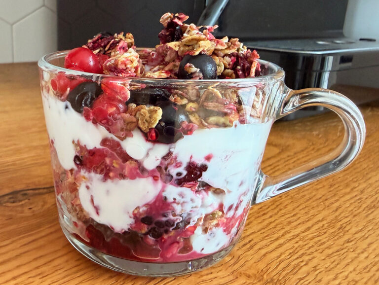Iaurt cu granola cu fistic si fructe de padure la cuptor
