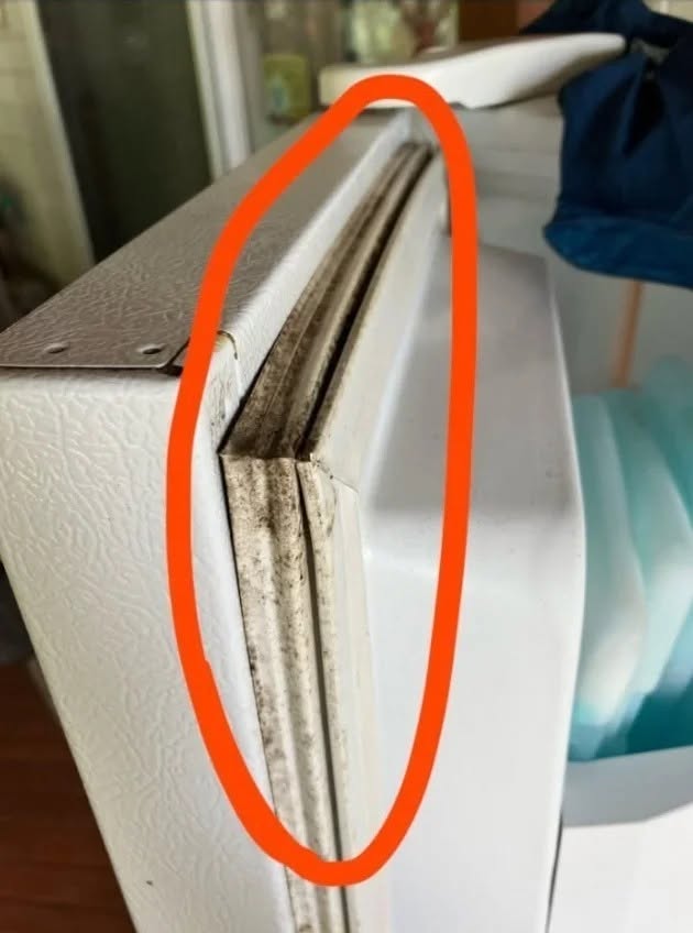 Cum să curăți mucegaiul negru de pe garnitura frigiderului în câteva minute. 👇Metodă de curățare în primul comentariu.
