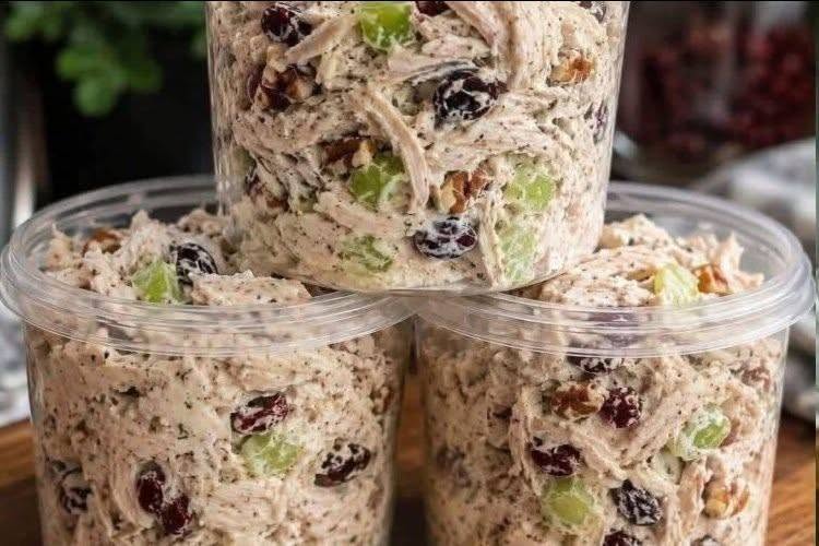 Salată de pui cu merișoare și nuci
