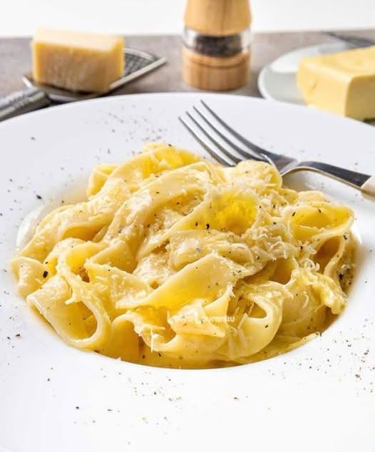 M-am tot gândit ce să gătesc de cină și până la urmă am căzut de acord să fac niște FETTUCCINE ALFREDO. Sunt gata în