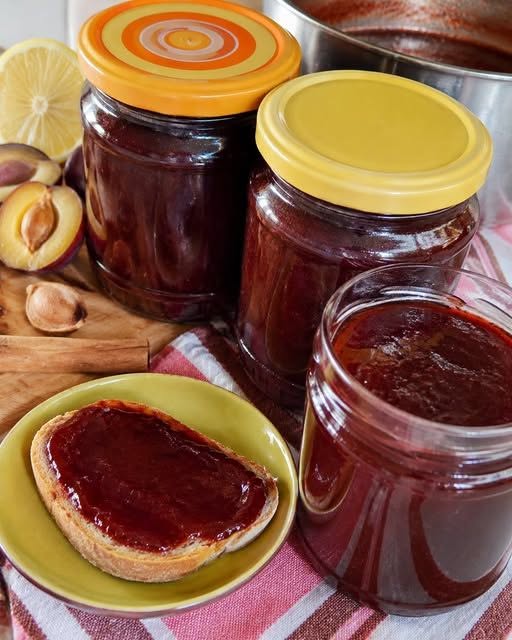 Dulceață fină de prune cu lămâie și scorțișoară 