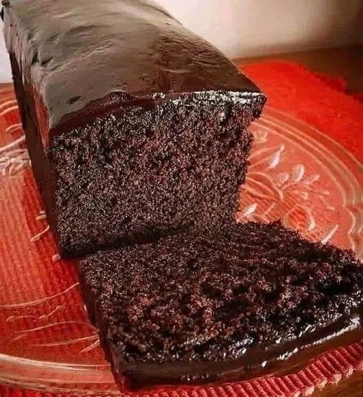 Tort de ciocolată cu 250 de grame de cremă de brânză – ar trebui neapărat să-l încercați!