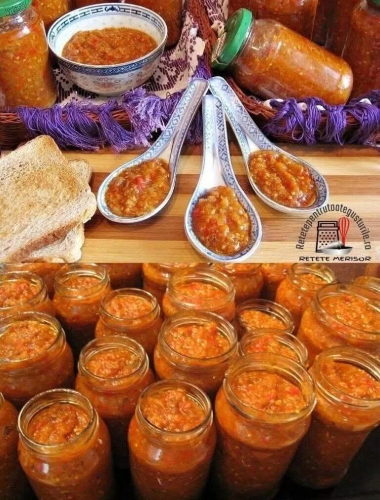 Am făcut zacuscă după această rețetă și toată familia a fost încântată! Vinetele și ardeii copți dau un gust deosebit, iar soțul meu nu s-a mai săturat