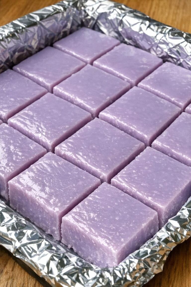 Sora mea a făcut această rețetă vara trecută și toată lumea o roagă. Doar 3 ingrediente pentru a face cea mai delicioasă și cremoasă delicatesă pe care o veți încerca vreodată.