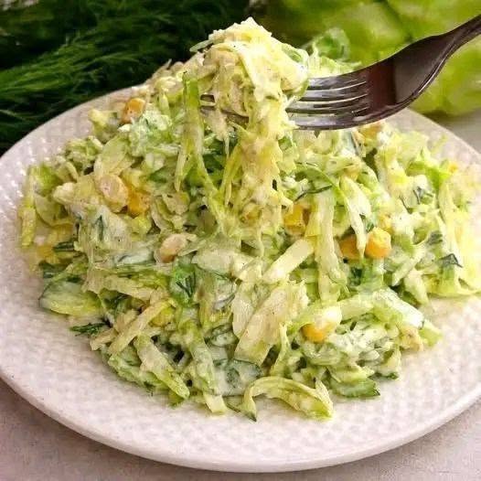 Salată de varză delicioasă pentru oricine vrea să slăbească: Odată ce o încerci