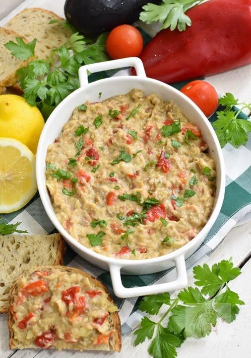 Salata de vinete cu ardei copți și usturoi este o alegere perfectă pentru cei care doresc să aducă un strop de prospețime în mesele lor. Inspirată din bucătăria tradițională grecească, această rețetă mediteraneană îmbină aromele intense ale legumelor coapte cu un gust rafinat. Fie că o savurați ca aperitiv sau ca garnitură, această salată va încânta orice papile gustative.