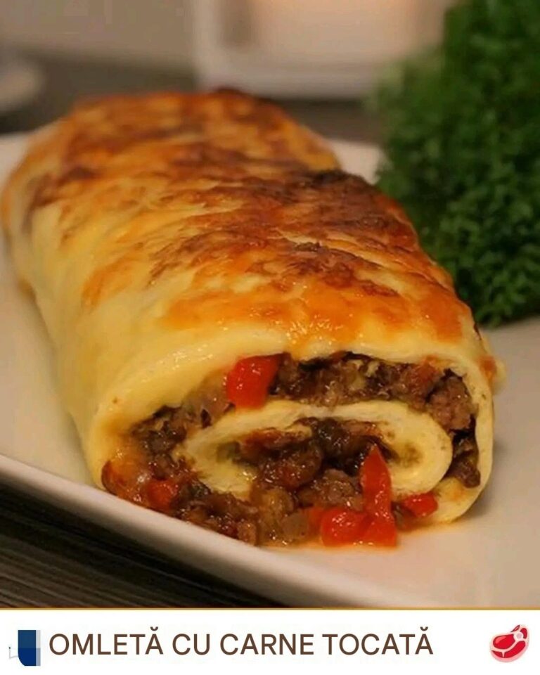Rulou de omletă cu umplutură integrală de carne tocată în straturi. Rulou de omletă gustos cu umplutură integrală de carne tocată. Vezi rețeta din primul comentariu.