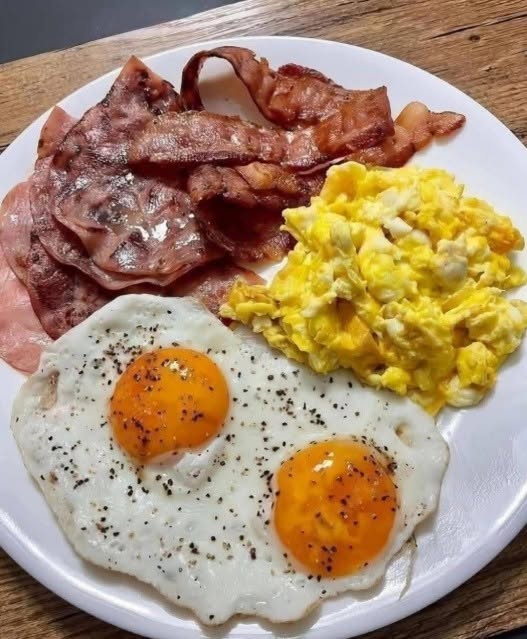 Un mic dejun copios poate transforma orice zi obișnuită într-una specială. Această rețetă combină baconul crocant, ouăle jumări pufoase și cartofii prăjiți delicioși,