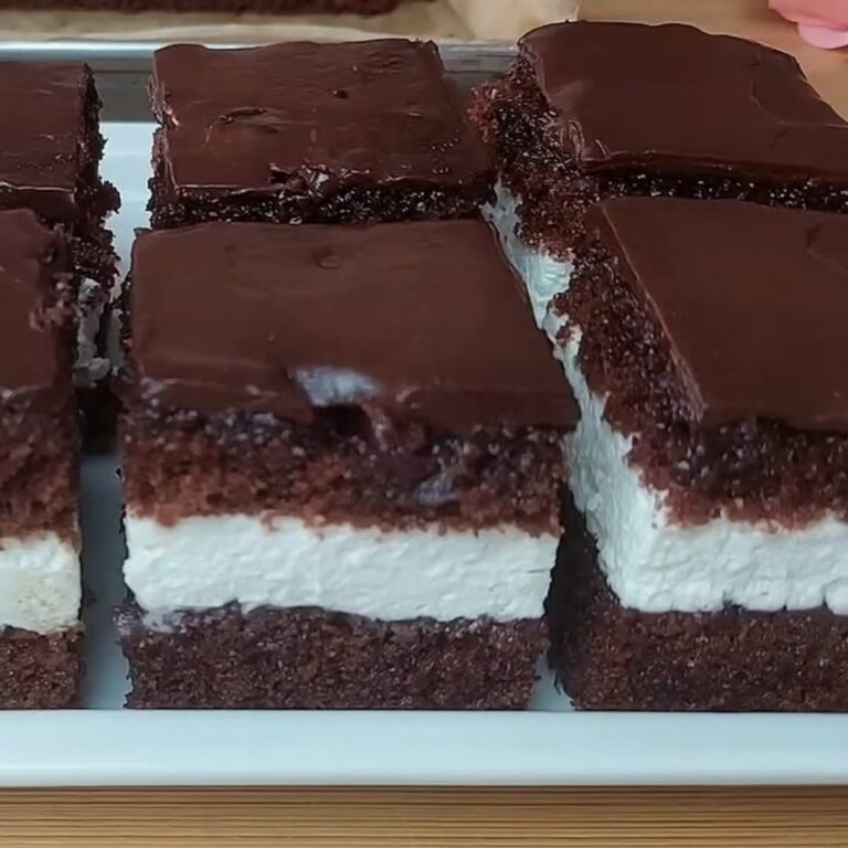 Prăjitură cu cacao Primele trei ingrediente: • 200 g făină universală • 40 g cacao • 150 g zahăr