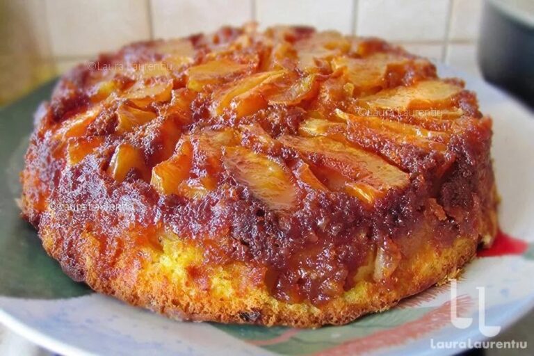 O prăjitură absolut delicioasă, cu mere caramelizate și blat pufos! Descoperă rețeta perfectă pentru zilele tomnatice și nu numai!