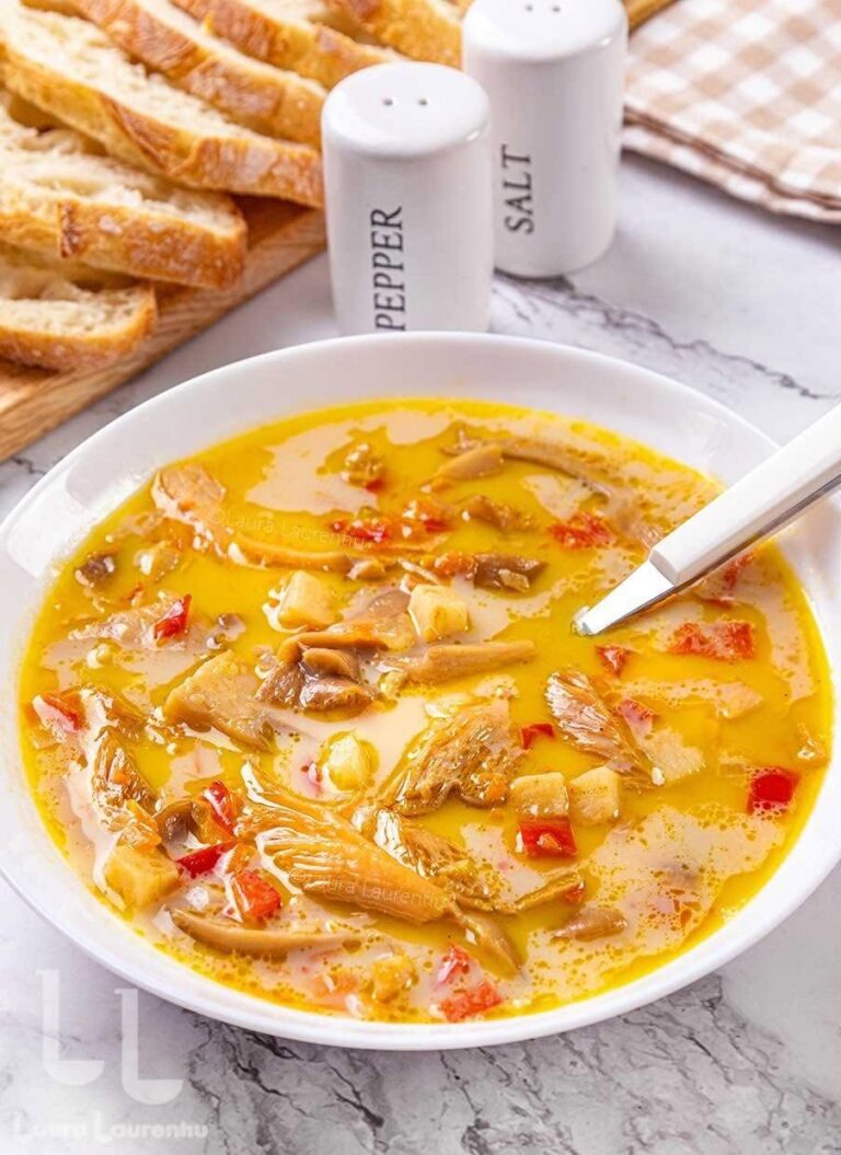 🍲🍄 O ciorbă caldă, aromată și extrem de reconfortantă! Descoperă rețeta perfectă pentru iubitorii de ciuperci și gusturi tradiționale! 🌿✨