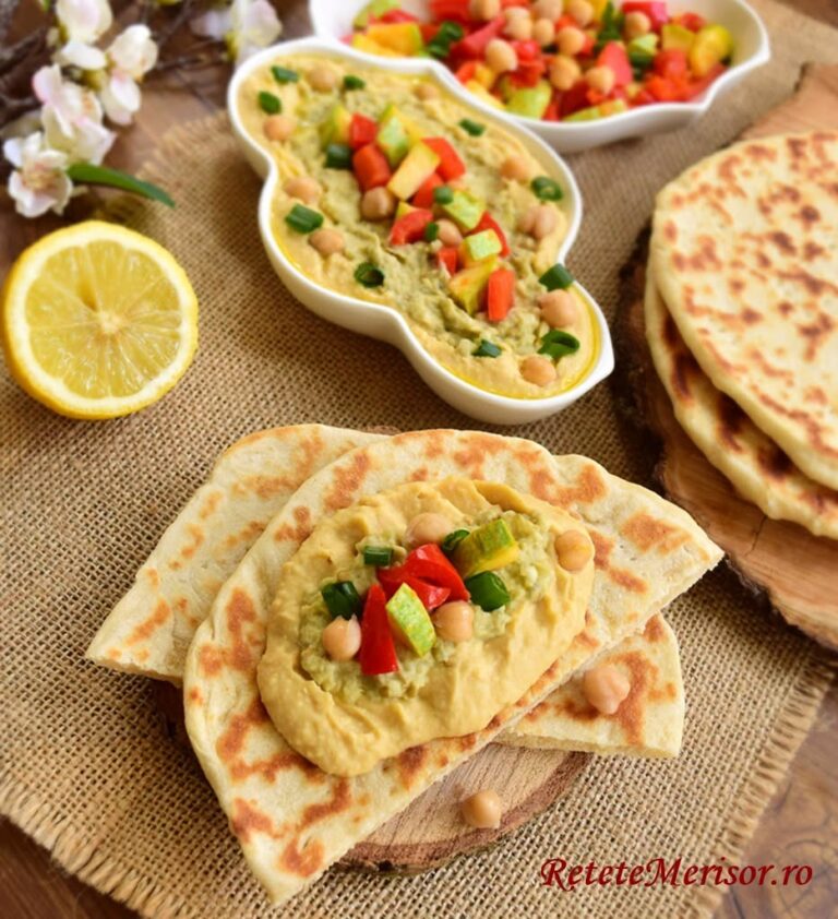 De când am descoperit rețeta clasică de hummus, nu mă mai satur de ea, însă o testez în diverse combinații, iar de data aceasta am preparat o rețetă de Hummus cu vinete și legume trase la tigaie.